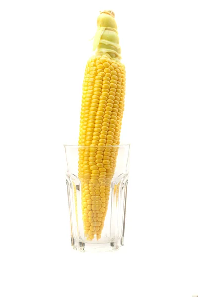 Kukurydza w szklance na białym tle — Zdjęcie stockowe