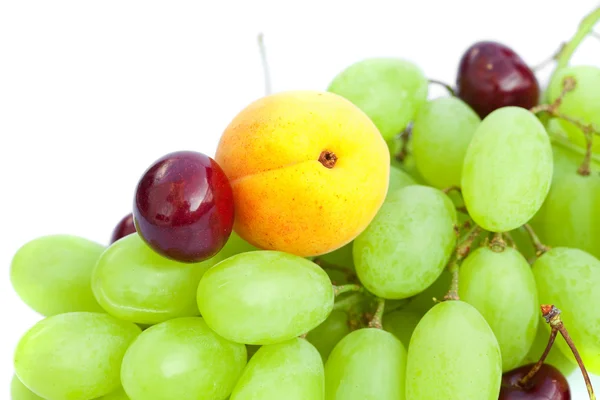 Trauben, Aprikosen und Kirschen isoliert auf weiß — Stockfoto