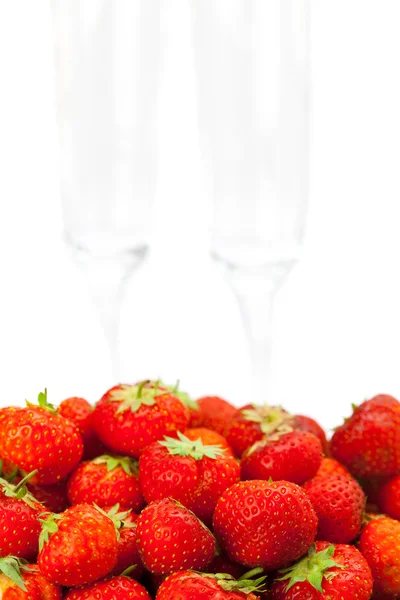 와인 글라스, 흰색 절연 딸기 한 접시 — 스톡 사진