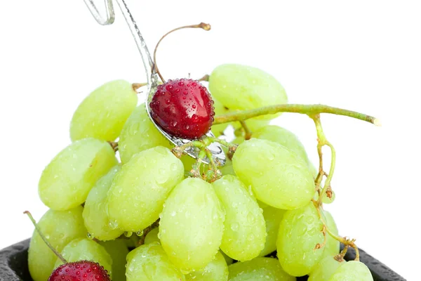 Cup of grapes and cherries isolated on white — Stock Photo, Image