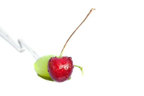 Uva e ciliegie distese nel cucchiaio isolate su bianco — Foto Stock