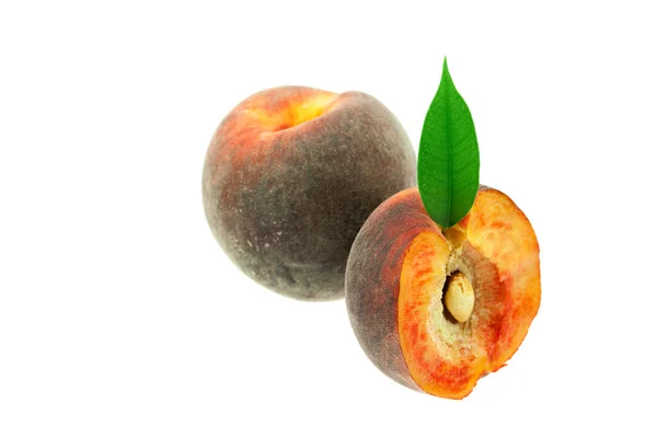 Perziken met groen blad geïsoleerd op wit — Stockfoto