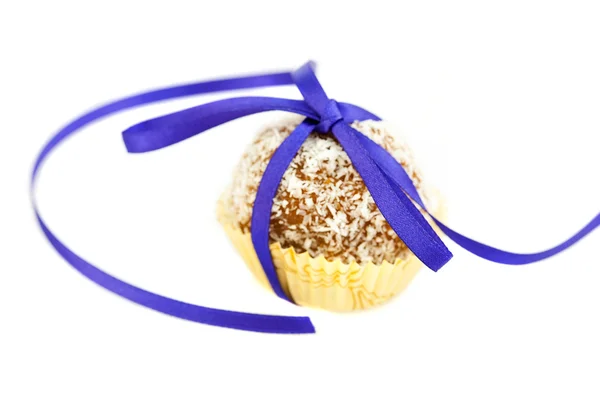 Beyaz izole kurdele ile bağlanmış cevizli kek — Stok fotoğraf