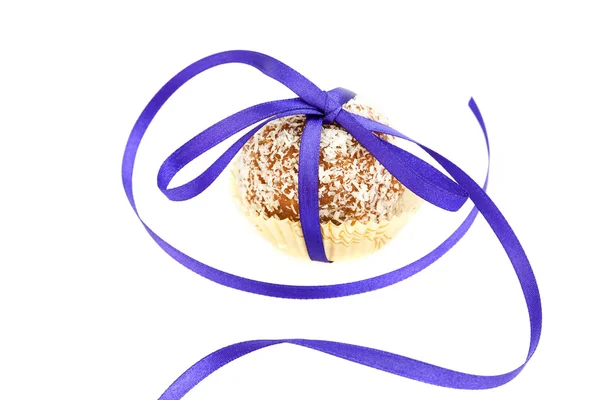 Ciasto z kokosem, związany z taśmy na białym tle — Zdjęcie stockowe