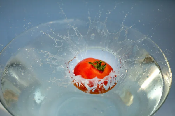 Tomaten mit Spritzern Wasser in einer Glasschüssel — Stockfoto