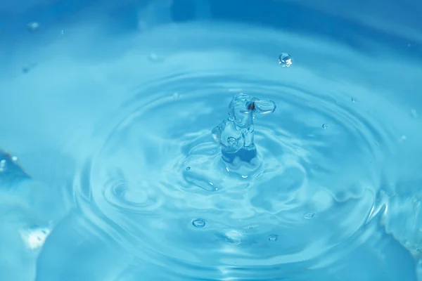 Droppe vatten — Stockfoto