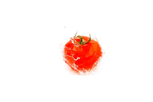 Pomodori con spruzzi d'acqua isolati su bianco — Foto Stock