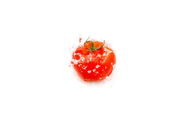 Tomates con salpicaduras de agua aisladas en blanco — Foto de Stock
