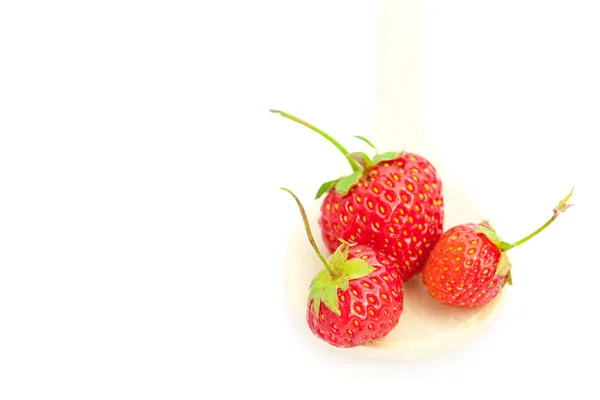 Φράουλες σε ξύλινο κουτάλι απομονωθεί σε λευκό — Φωτογραφία Αρχείου