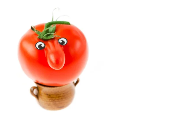 Tomate mit Augen, die in einem Topf auf weiß isoliert liegen — Stockfoto