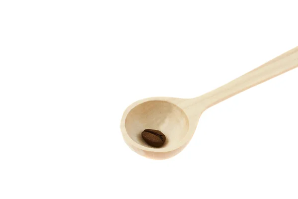 Cucchiaio di legno con chicchi di caffè isolati su bianco — Foto Stock