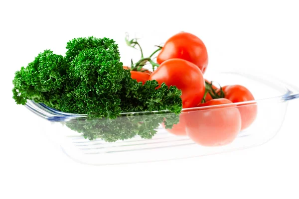 Tomater och gröna med vatten droppar i ett glas — Stockfoto