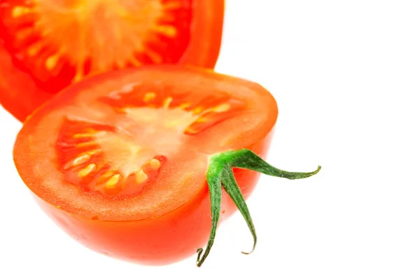 Hälften av tomaten isolerad på vitt — Stockfoto