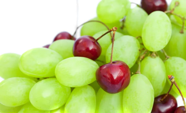 Druiven en kersen geïsoleerd op wit — Stockfoto