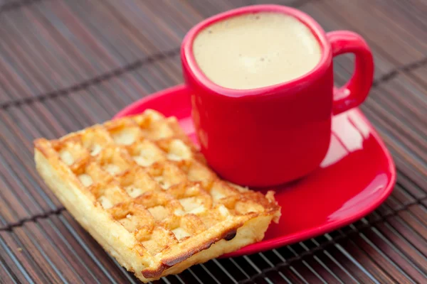 Wafels en cappuccino op een bamboe-mat — Stockfoto