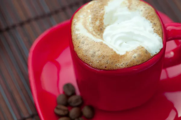 Graan koffie en cappuccino op een bamboe-mat — Stockfoto