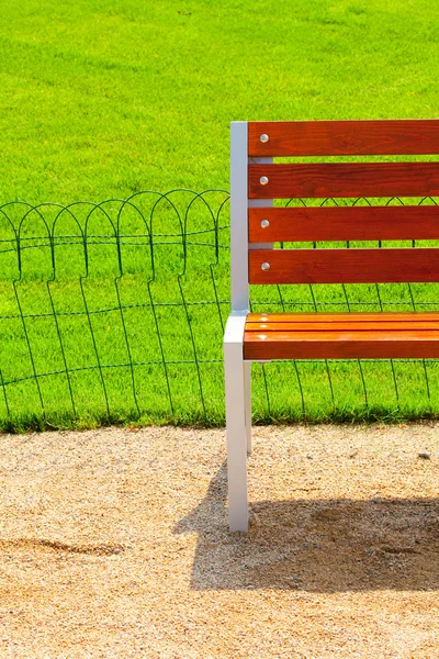 公園内の孤独なベンチ — ストック写真