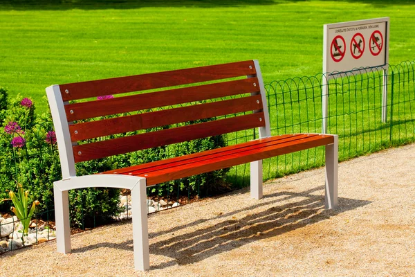 Ensam bänk i parken — Stockfoto