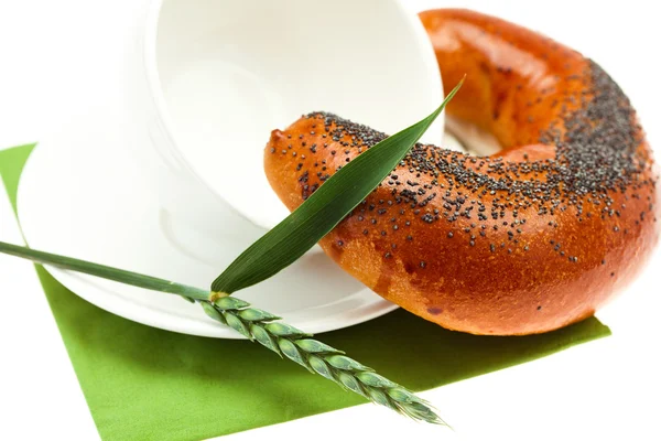 Pão com sementes de papoila, uma xícara e espiga isolada em branco — Fotografia de Stock