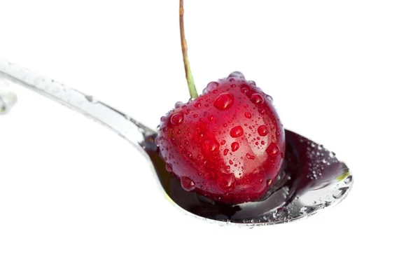 Cherry v lžíci izolovaných na bílém — Stock fotografie