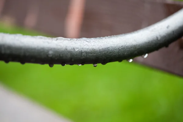 雨の滴をベンチの詳細 — ストック写真
