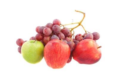 elma ve üzüm üzerine beyaz izole