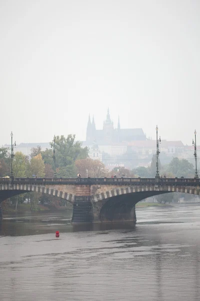 雨の中でプラハの街の景色を望む — ストック写真