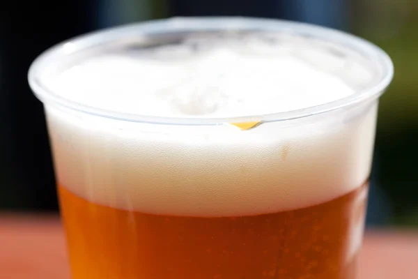 Стакан светлого пива на столе — стоковое фото