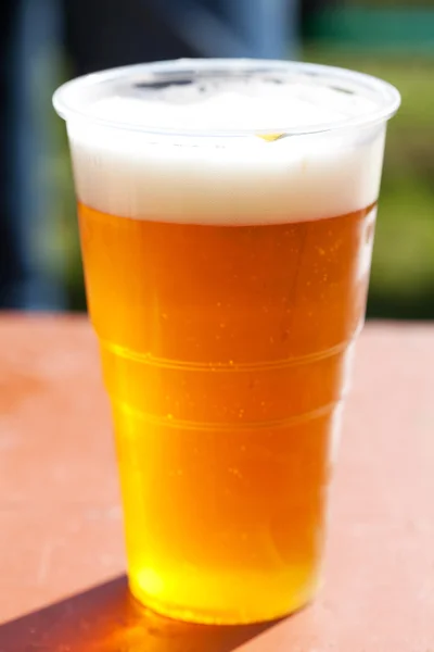 Üveg világos sör az asztalon — Stock Fotó