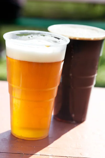Стакан светлого и темного пива на столе — стоковое фото
