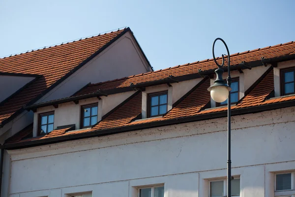 Dach, Fenster, Lichter gegen den Himmel — Stockfoto