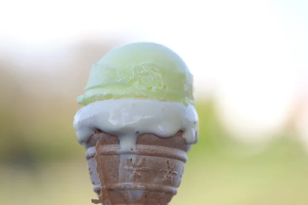 Мороженое против неба — стоковое фото