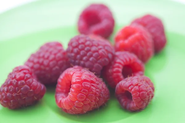 Himbeeren auf einem Teller — Stockfoto