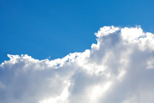 De achtergrond van de lucht en de wolken — Stockfoto