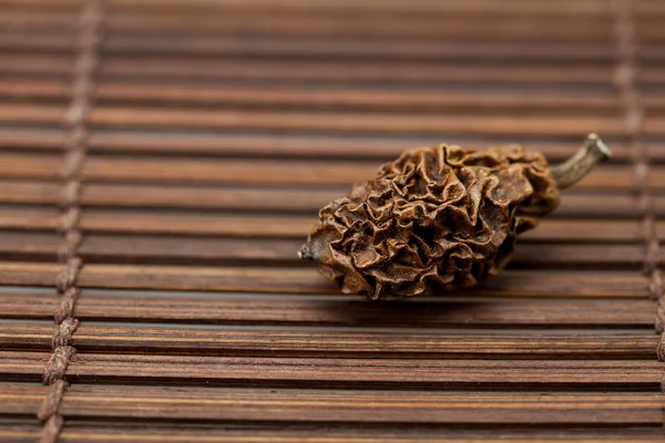 Sušené vlašské ořechy na bambusové rohoži — Stock fotografie