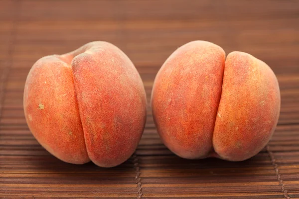 Peach on a bamboo mat — Stock Photo, Image