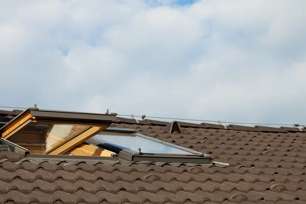 Kafelkowy dach i okna mansardowe na panoramę — Zdjęcie stockowe