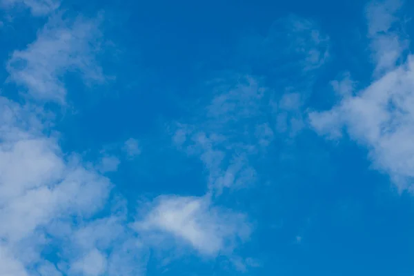 Na tle niebo i chmury — Zdjęcie stockowe