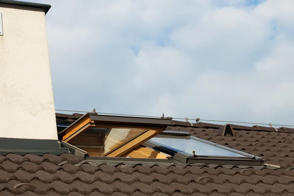 Kafelkowy dach i okna mansardowe na panoramę — Zdjęcie stockowe