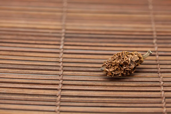 Nuez seca en una estera de bambú —  Fotos de Stock