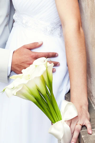 The bride and groom with a bouquet of flowers — Stock Photo, Image
