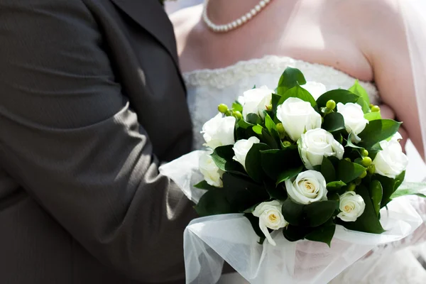 The bride and groom with a bouquet of flowers — Stock Photo, Image