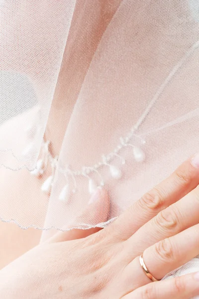 Die Hand der Braut am Hals — Stockfoto