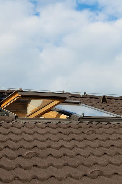 Tegeltak och dormer windows på horisontenTaškové střechy a střešní okna na obzoru — Stockfoto