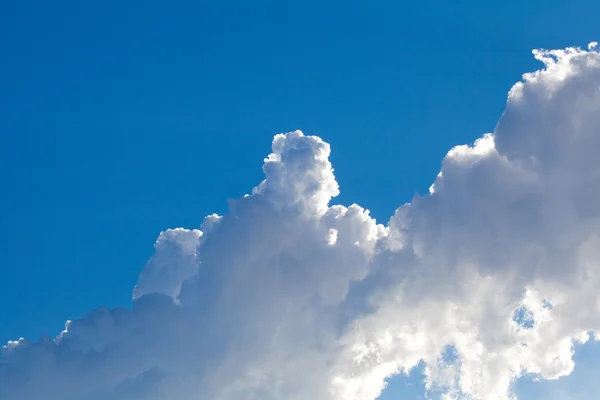 De achtergrond van de lucht en de wolken — Stockfoto