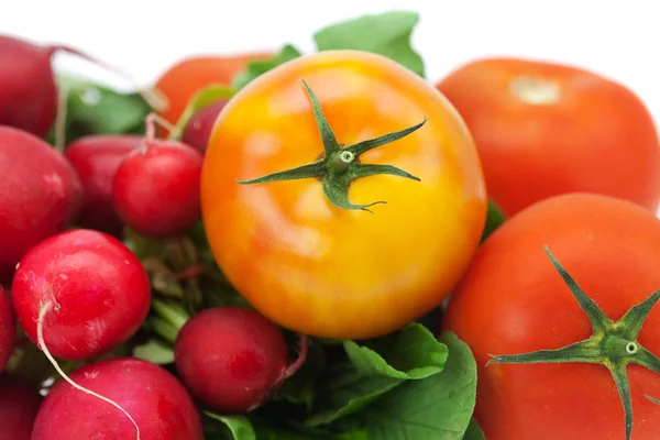 Rzodkiewka, ogórek i pomidor na białym tle — Zdjęcie stockowe