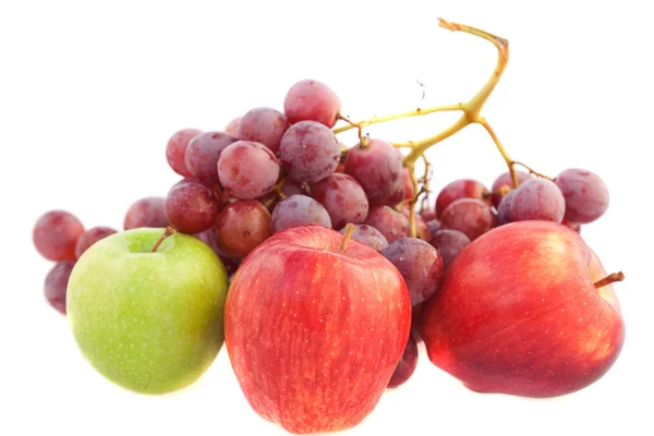Äpfel und Trauben isoliert auf weiß — Stockfoto