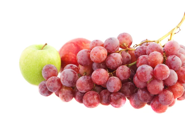 Maçãs e uvas isoladas sobre branco — Fotografia de Stock