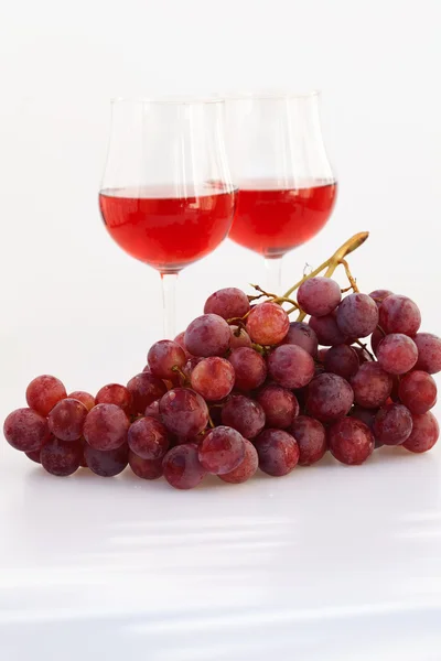 Glas Wein und ein Bund Trauben isoliert auf weiß — Stockfoto