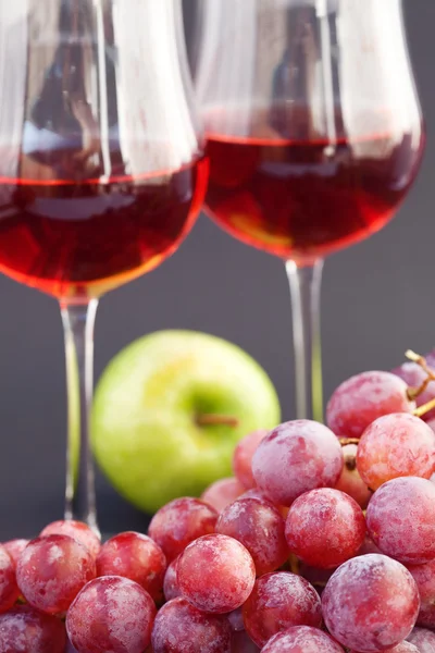 ワイン、リンゴ、ブドウ、黒の背景上のガラス — ストック写真